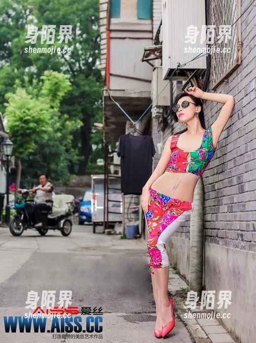 我们来聊聊爱丝的模特小视频套图，隐约透出些小辣味
