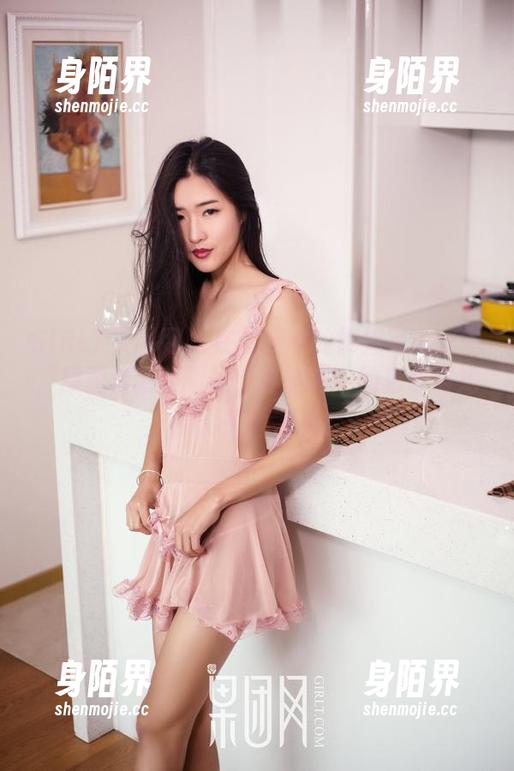 GIRLT果团网 - 在周晓唯的御姐写真集中，原图清新版曝光，你脑海中的形象与她倒影重叠了嘛？