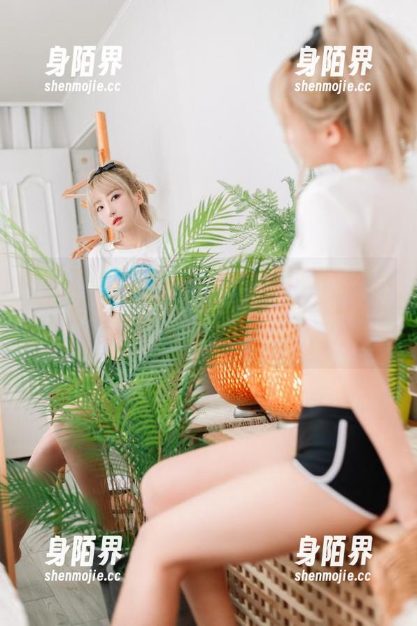 哈哈，HaNari(하나리)的香槟网格写真来了！保证让你在朋友圈里至少引发一次讨论。