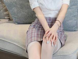 Xiuren秀人网 – 一副定制眼镜的徐微微mia，写真里藏着的小情绪，果然没错。
