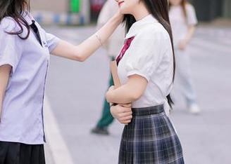 YouMi尤蜜荟 – Emily尹菲在原图中实现了“透明”——好吧，我慢慢领会。