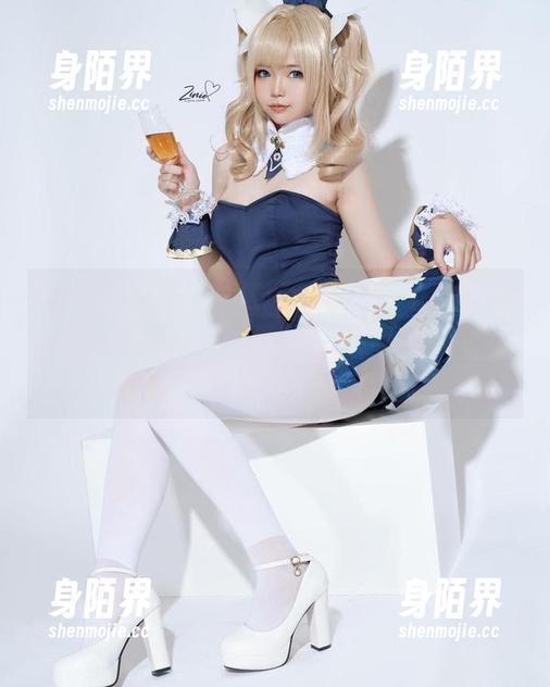 ZinieQ ZinieQ又来了,这次的图片中JaneDoe倒是出乎意料地平易近人,分享这种感觉太舒服了。