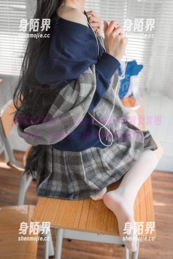 无聊的日常中，izumi泉桃子苦修女套图分享，带来了一丝放松的荒唐感。