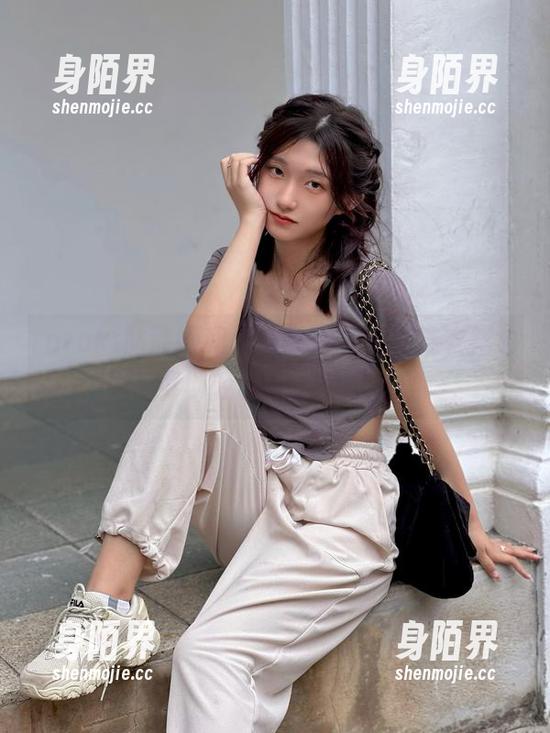 roroki骷髅姬和她的私房写真，连衣裙也可以轻松搞定的姿态