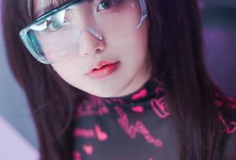 yeeun孙乐乐的清纯：看这张图片，清新得像刚洗过的苹果。
