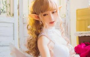yui金鱼的最新写真集，光是裸足的姿势就让我思维发散了，反正我不反对。