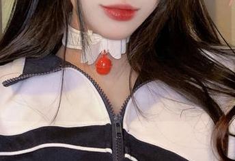 九言从不咕咕的红裙，像是从梦中走出来的象征，更何况她的资源可不是盖的。