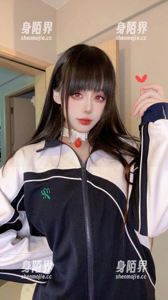 九言从不咕咕的红裙，像是从梦中走出来的象征，更何况她的资源可不是盖的。