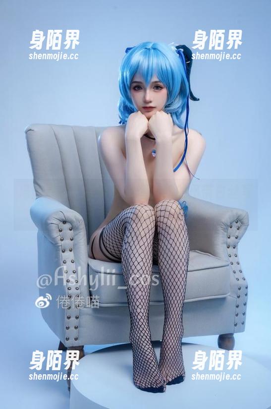 冯唐易老，倦倦喵难懂，她的吊带白丝写真总是有些不可思议。