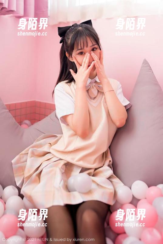 嗲囡囡 - 施忆佳KITTY的原图，带你揭开“秘书”的另一面，噢，这微微的眼神。