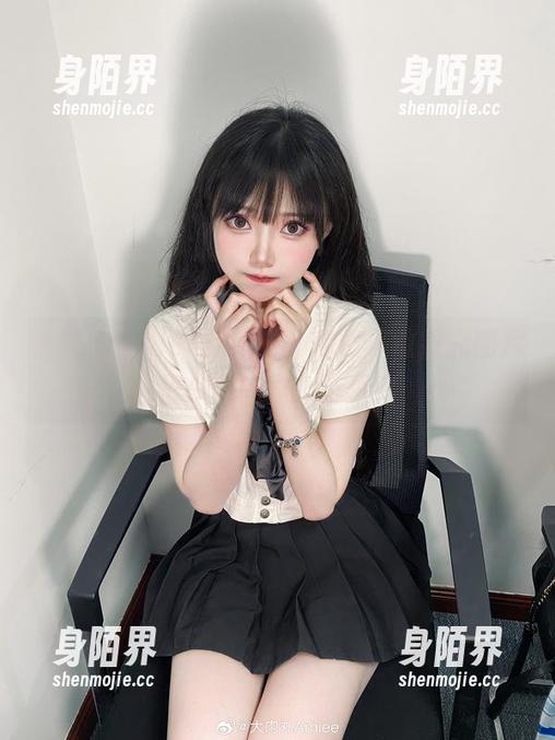 大肉丸Amiee的私拍，你敢不敢探究图片里少女的幽幽心事？