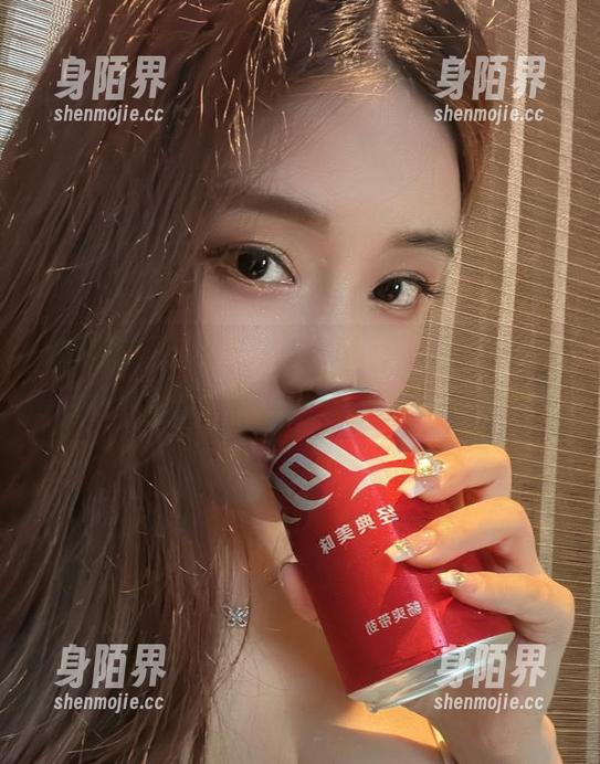 微密圈 - 校服资源其实可以很有意思，奶雯这波操作聚焦了我所有的注意。