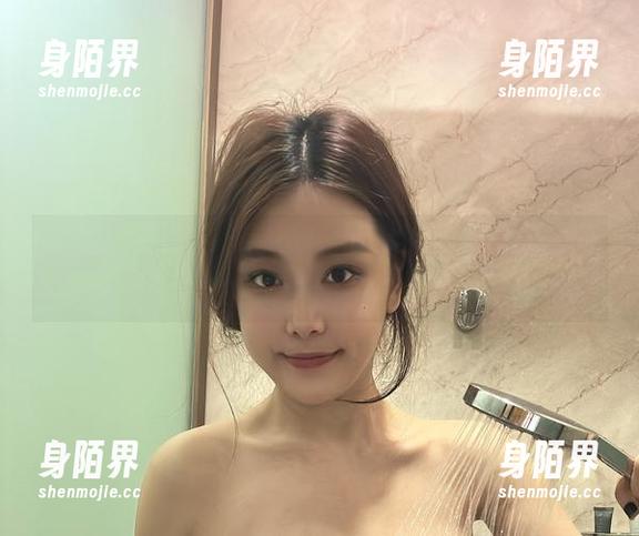 微密圈 - 谁说银色吊带裙只能穿去派对？奶雯在线给你合集现场情况报告！