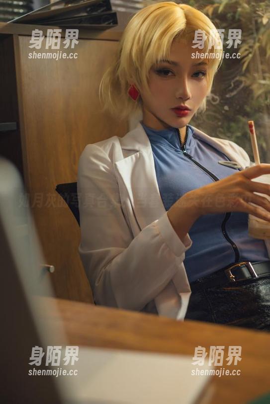 如月灰的写真合集：当套装迷失在色彩中