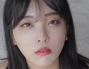 资源纷纷而至：当宋哈娜化身秘书，妥妥的撩人币。