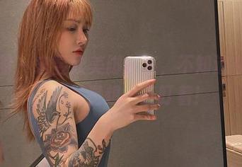 微密圈 – 宋昱欣美脚全集，不知道在看啥，但就是想一直盯着！