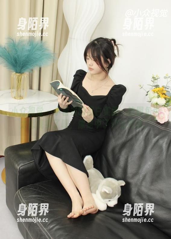 小众视觉 - 小薯条的黑白美图：这图包也太超现实了吧，像是中了什么咒语。