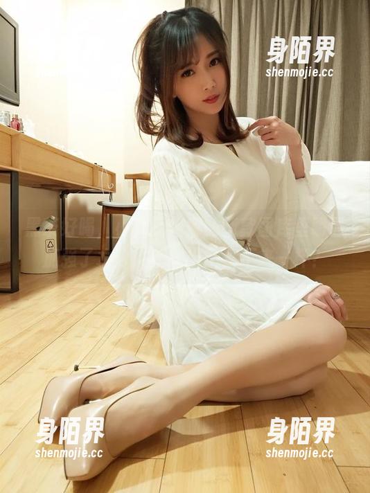 黑茶好喝，小女巫露娜的新款图库里明显加强了水分！新鲜出炉，不来一杯？