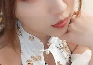 隐藏在牛仔裤里的小女巫露娜，最新美图挑战你的想象力！