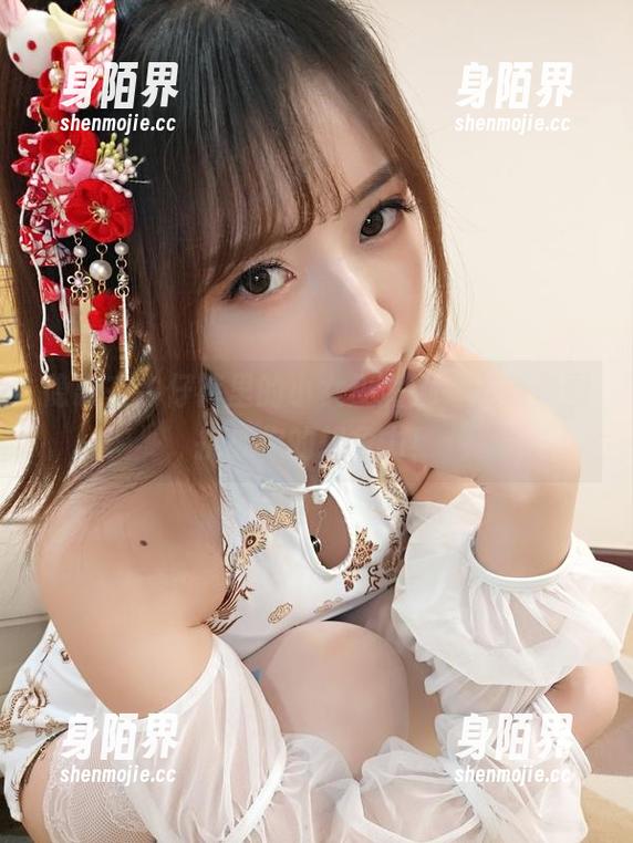 小女巫露娜 隐藏在牛仔裤里的小女巫露娜,最新美图挑战你的想象力!
