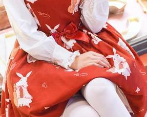 一场迷人的cos旅，图册里的小野妹子w正在与礼服争吵，没听见吗？
