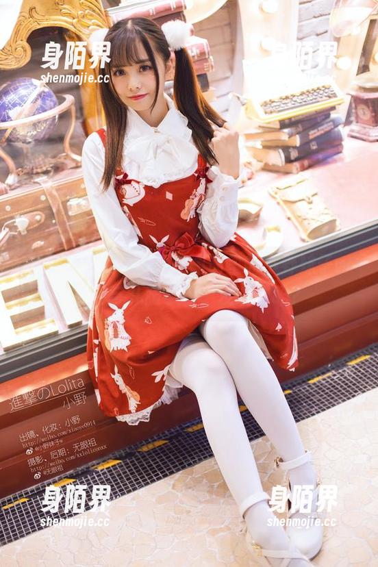 一场迷人的cos旅，图册里的小野妹子w正在与礼服争吵，没听见吗？