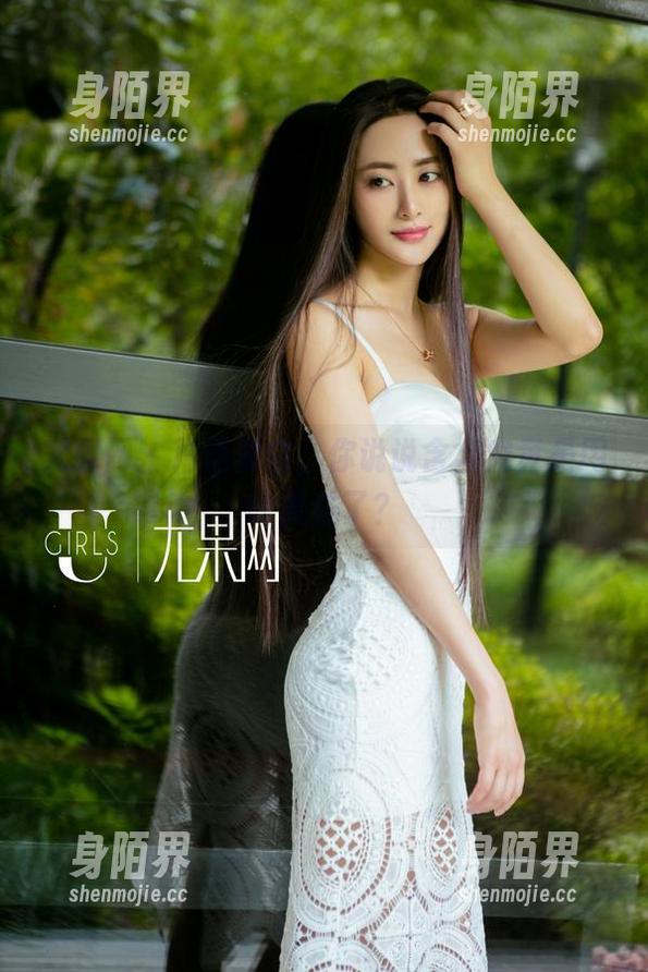 尤果网 - 精选黑白，你说说含含究竟是用啥魔法了？