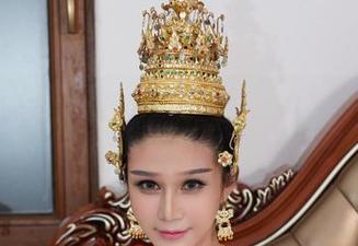 尤物馆 – 看！Rebecca_吴颖茵学妹最新写真，气势在线，犹如绽放的花。