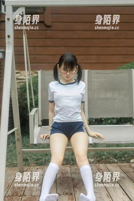 幼水铃衣黑色图包：她还是那个让你又爱又恨的美人儿
