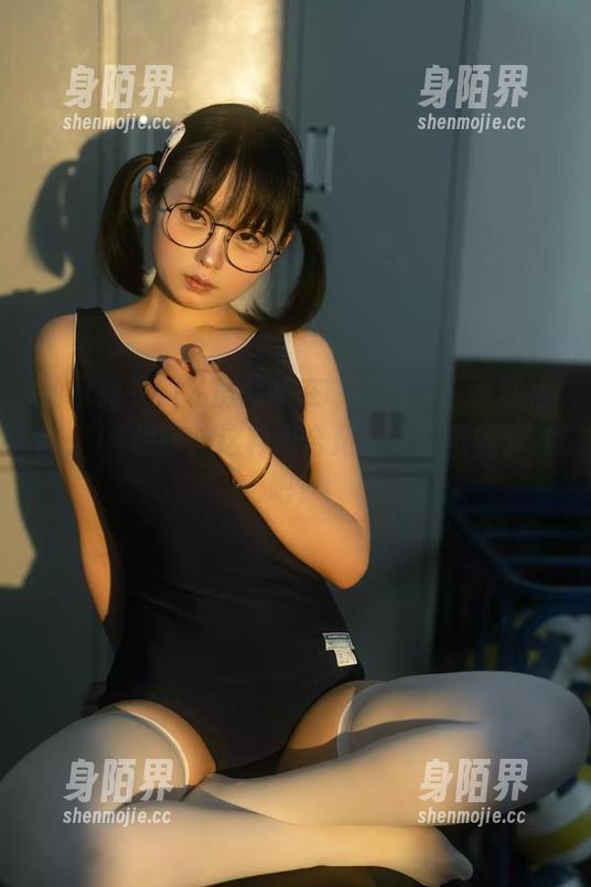 幼水铃衣 幼水铃衣的私房图集在呼唤我,小蛋糕相伴,JK相随,这种组合是让人害羞的那种吧?