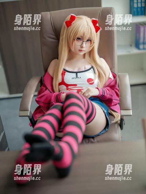 幼水铃衣的图库全景：她在梦浴中打水仗？