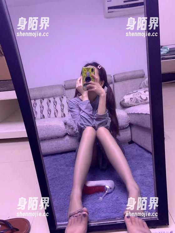 微密圈 - 看“提袜少女”的写真，姐姐不如我穿着好看？（你们觉得呢？）