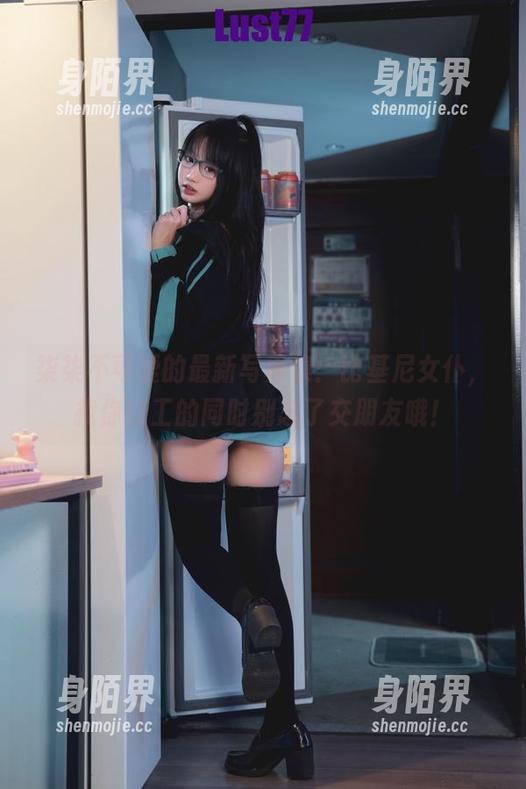 柒柒不可爱的最新写真集：比基尼女仆，找你打工的同时别忘了交朋友哦！