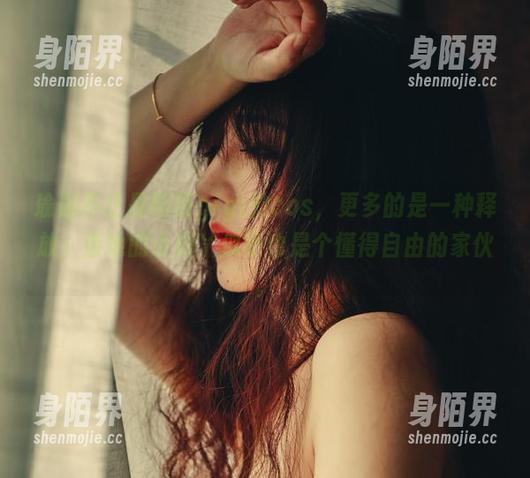 瑜伽不止是樱晚gigi的cos，更多的是一种释放，落地的小脚丫似乎也是个懂得自由的家伙。