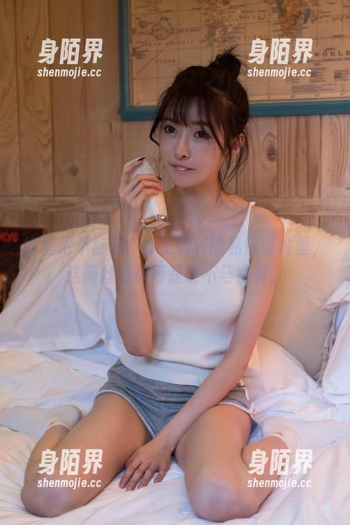 比基尼不标准？可王羽杉的私房照片里，这蕾丝连体可是毫不马虎啊。
