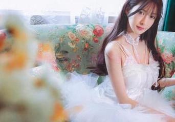 王羽杉：一条吊带背心，海量美图资源随时取用！