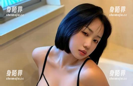 微密圈 - 图片大揭秘：瑜瑾u的水晶比基尼身上出了名的“多余”，但我只想看那耀眼的闪光！