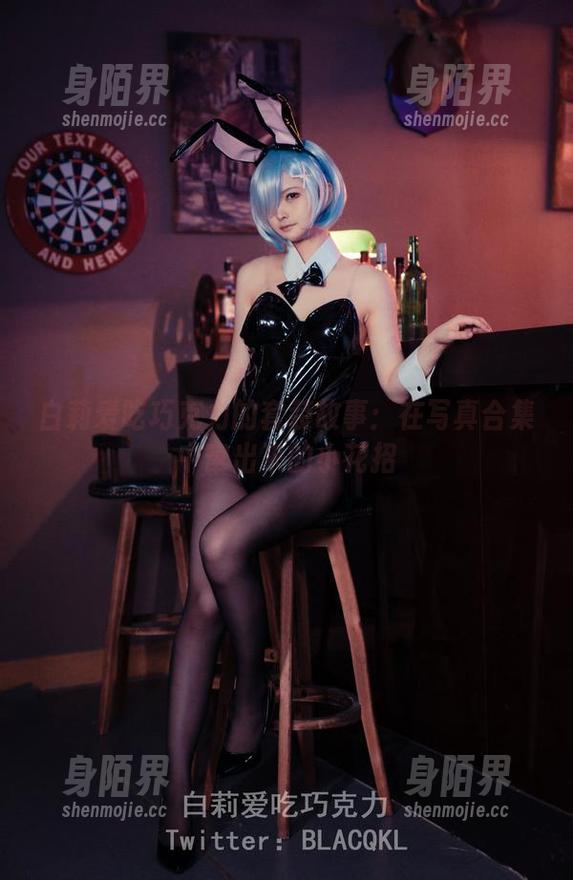 白莉爱吃巧克力的套装故事：在写真合集中窜出来的小花招