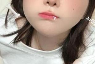 眼酱大魔王w的巧妙穿搭：白衬衫与cos图集的绝妙搭档！