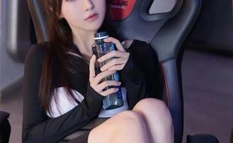 秀人网 – BABY_柒最新写真：在浴缸里思考人生的姿态，怎么说呢，有点沉思又有点迷失。