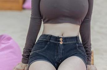 秀人网 – 穿着沙滩裤的小薯条nienie，原图在海边，这种组合会不会太绝妙了些？