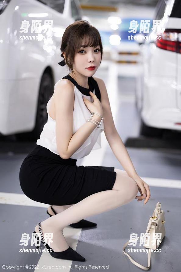 秀人网 - 运动风！定制写真里的玥儿玥er，我能不能请你教教我如何优雅地摔倒？