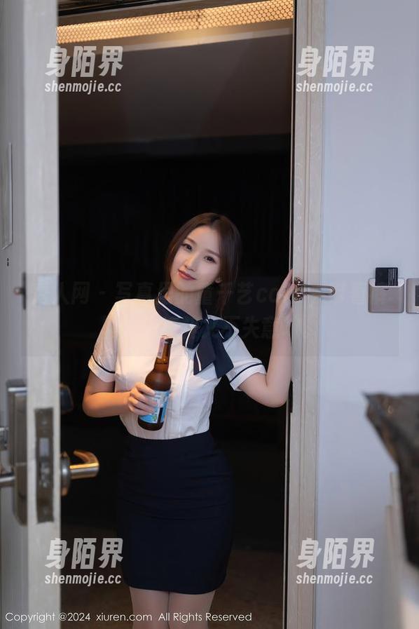 秀人网 - 写真里的童千艺cara，带着裤里丝，纯粹又不失意味。