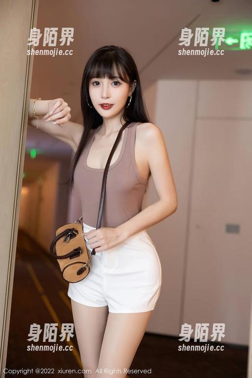 秀人网 - 蕾蕾醒了没的职业装私拍：你放心，没人会在意我走路的时候铿锵作响