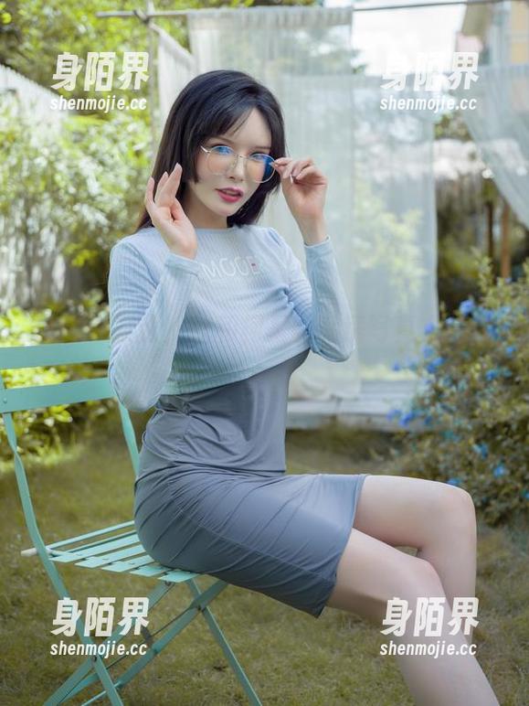 礼服不紧张，秋和柯基的私房写真求放松！