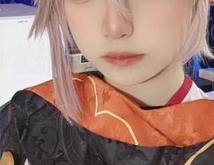 你可别小看这件定制红裙，许枳的作品一看就非同寻常。