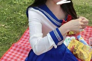 微密圈 – 免费奉上软妹小九九的粉色睡裙照片，毫不避讳地让人起点小火。