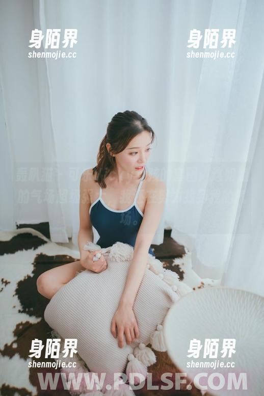 轰趴猫 - 可乐Vicky女孩的套图：这姐姐的气场超级强大，我还在努力找到我的气场。