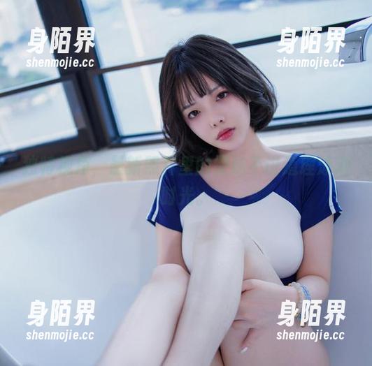 独特视角，最新照片里的雯妹不讲道理泳池时光。