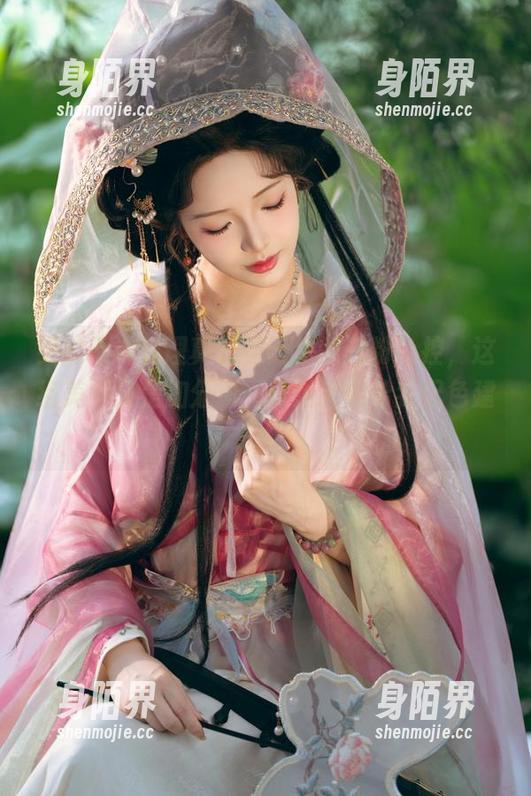 雯妹不讲道理 雯妹不讲道理真的是天生的蓝粉色控,这组美图又是加分项,真想请她给我配色建议。